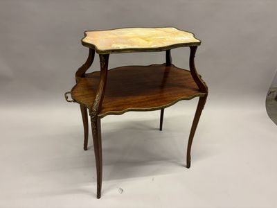 une image d'une petite table avec un plateau en marbre sur un fond blanc