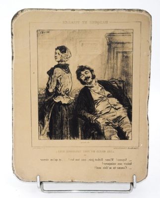 une vieille photo représentant une femme et un homme assis sur un canapé