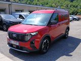 une camionnette rouge garée sur un parking