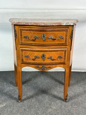 une petite table en bois avec un plateau en marbre