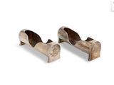 une paire de serre-joints anciens en bois sur fond blanc
