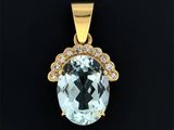 un pendentif ovale en aigue-marine et diamants sur fond noir