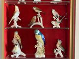 une vitrine contenant de nombreuses figurines