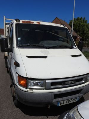 un camion blanc garé sur le bord de la route