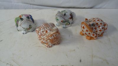 cinq petites figurines de formes et de tailles différentes posées sur une surface blanche