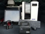 beaucoup d'appareils électroniques à l'arrière d'une voiture