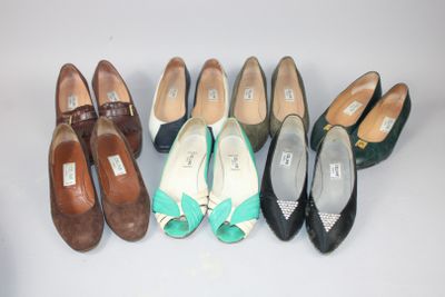 Plusieurs paires de chaussures pour femmes sont alignées en rangée