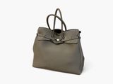 un sac à main en cuir marron sur fond blanc