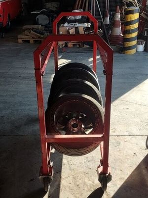 un chariot rouge muni de roues, dans un garage