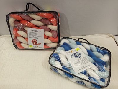 deux sacs remplis d'objets divers posés sur une table