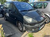 une petite voiture noire garée sur un parking