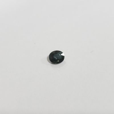 un diamant noir sur une surface blanche