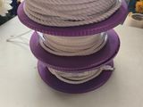 une pile de bobines violettes empilées les unes sur les autres