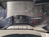 un gros plan du tableau de bord d'une voiture, avec un compteur de vitesse et des jauges