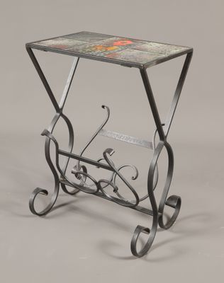 une petite table avec un plateau en verre et des pieds en métal