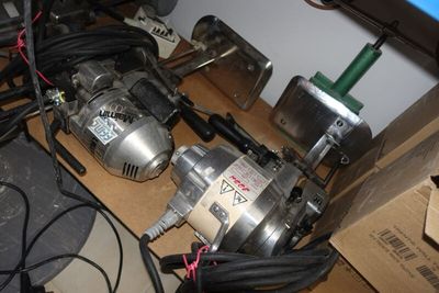 de nombreux fils reliés à un moteur