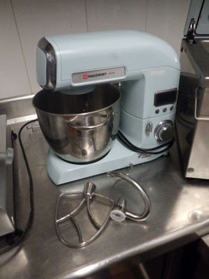 une photo d'un plan de travail de cuisine sur lequel se trouvent un batteur électrique et un mixeur