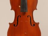 un vieux violon avec un archet accroché à son dos