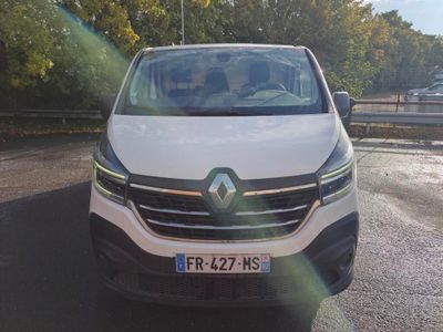 une camionnette blanche garée sur le bord de la route