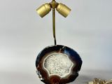 l'image d'une lampe posée sur une table