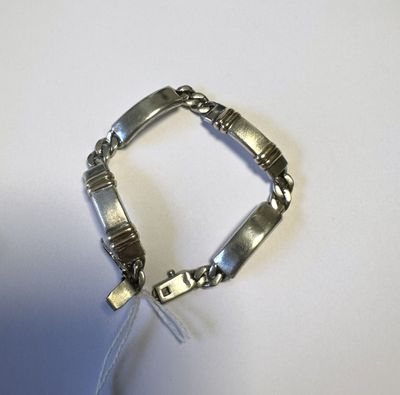 un gros plan d'un bracelet en argent auquel est attachée une chaîne
