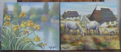 deux tableaux représentant des chevaux dans un champ, avec une maison en arrière-plan
