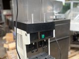 une machine posée sur une palette