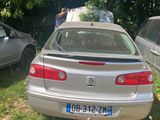une voiture argentée garée dans l'herbe