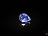 un diamant bleu sur un fond noir