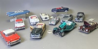 un grand nombre de voitures-jouets qui se trouvent sur la table
