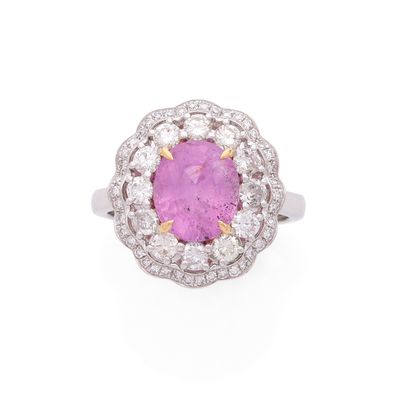 une bague en saphir rose et diamant