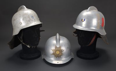 trois casques empilés les uns sur les autres