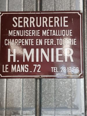 a sign on the door of a building stating that it is closed
