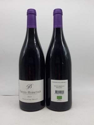 deux bouteilles de vin rouge posées l'une à côté de l'autre sur une table