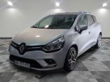 la voiture argentée est garée sur un sol en damier dans le garage