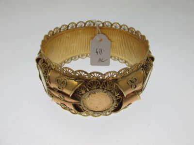 une photo d'un bracelet en or muni d'une étiquette
