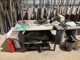 un établi contenant beaucoup d'outils