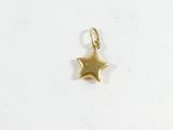 un petit pendentif en forme d'étoile dorée sur fond blanc