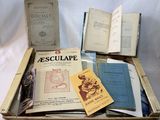 de nombreux livres dans une boîte en bois posée sur une surface blanche