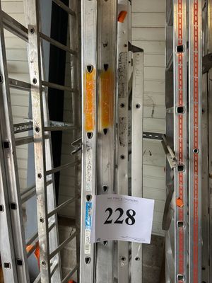 de nombreuses échelles qui ont été disposées dans une pièce