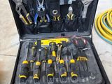 une caisse à outils avec des outils sur le sol