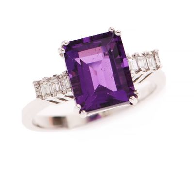 une bague en améthorate et diamants