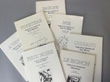 six livres sont empilés sur une table