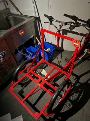 un vélo rouge avec un panier fixé à l'arrière