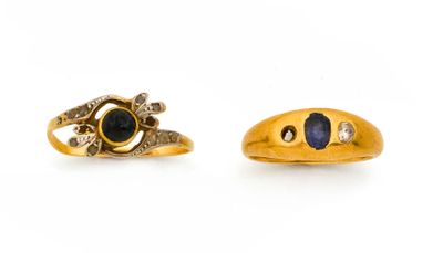 deux bagues en or serties de saphirs et de diamants sur fond blanc