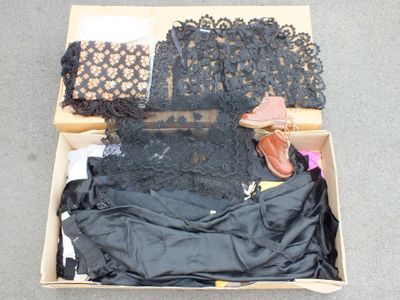 une boîte contenant des vêtements et une paire de chaussures