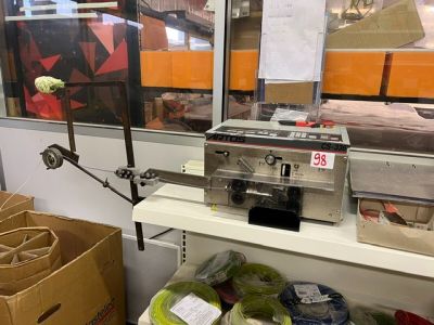 une machine posée sur une étagère dans un magasin