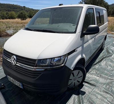 une camionnette blanche garée sur une bâche