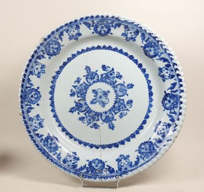 une assiette bleue et blanche ornée d'un motif floral