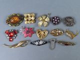 plusieurs types de broches disposées sur une table